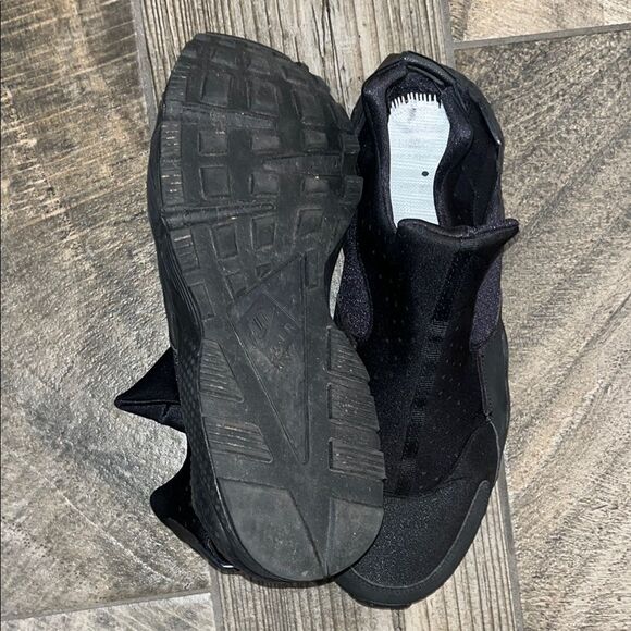 Black Minimalist Knit Sneakers - Picture 3 of 4